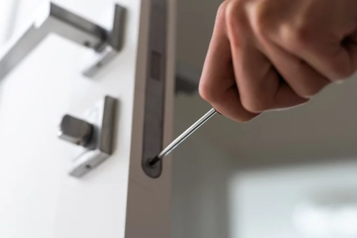 locksmith-carpenter-fix-knob-on-white-door-by-scre-2023-11-27-05-37-22-utc locksmith-carpenter-fix-knob-on-white-door-by-scre-2023-11-27-05-37-22-utc
